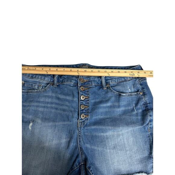 Torrid Denim Shorts Size 20 Exposed Button Fly Medium Wash Cut Off Raw Hem Pinup - Picture 8 of 11